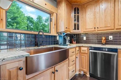 419 Woodpecker Rd, Purlear, NC 28665 photo 19
