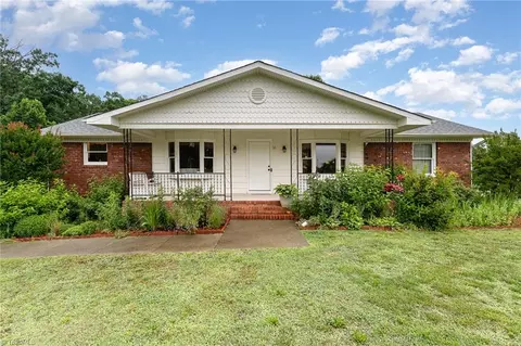 12 Twin Brook Dr, Clemmons, NC 27012