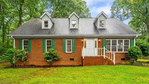 876 Oakhaven Forest Dr, Winston Salem, NC 27105