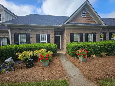 1627 Crestlawn Trl, Pfafftown, NC 27040