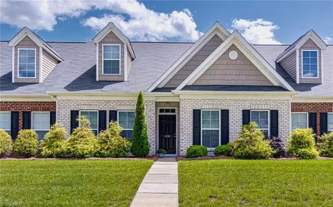 1438 Crestlawn Trl, Pfafftown, NC 27040