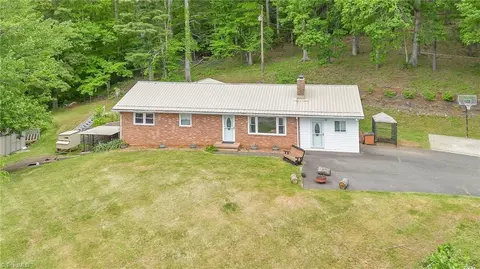 977 Buck Mountain Cir, West Jefferson, NC 28694