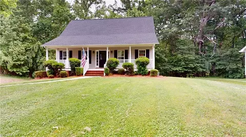 131 Foxcroft Dr, Mount Airy, NC 27030