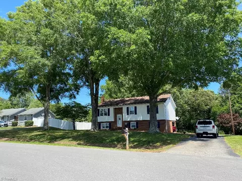 7533 Greenmeadow Dr, Tobaccoville, NC 27050