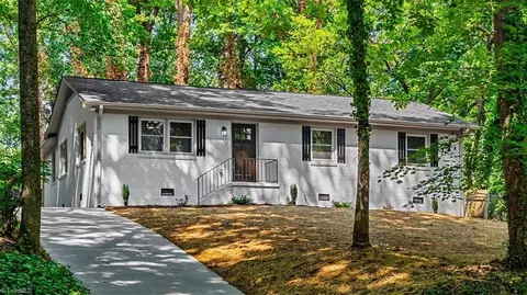 516 Willowbrook Dr, Greensboro, NC 27403