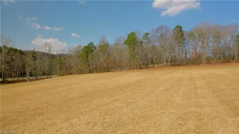 4 Jessup Grove Church Rd, Pilot Mountain, NC 27041