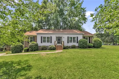 3810 Willowood Dr, Clemmons, NC 27012