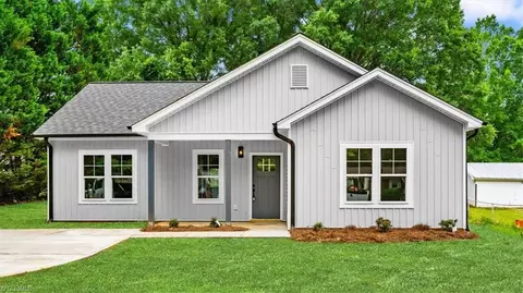 204 Sunset Dr, Eden, NC 27288