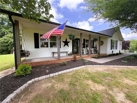 132 Mulberry Ln, Stokesdale, NC 27357