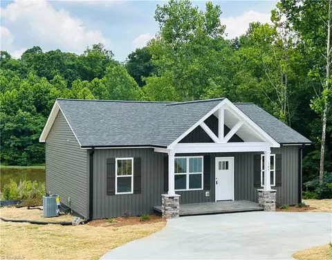 105 Lakeshore Dr, Thomasville, NC 27360
