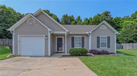 3789 Vanhoe Ln, Jamestown, NC 27282