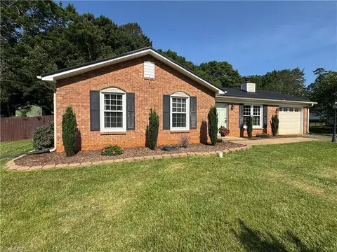 210 Hillcrest Dr, King, NC 27021