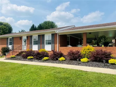 216 Devon Dr E, Mount Airy, NC 27030