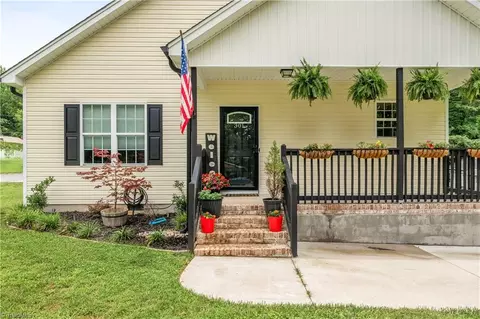 301 Valley Dr, High Point, NC 27260 photo 2
