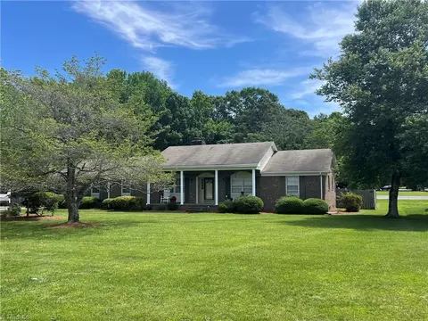 5409 Forest Oaks Dr, Greensboro, NC 27406