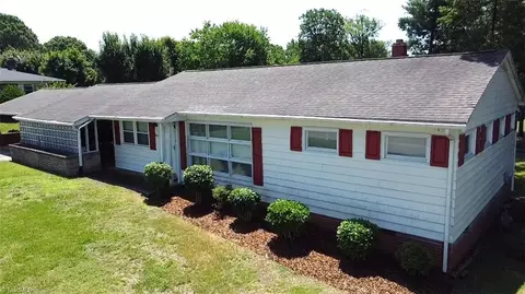 801 Sunrise Ave E, Thomasville, NC 27360
