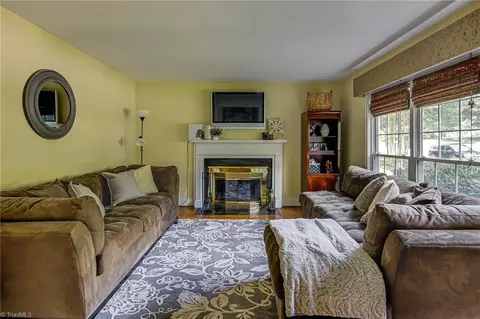 Living - 509 Florham Dr, High Point, NC 27262 photo 2 of 4