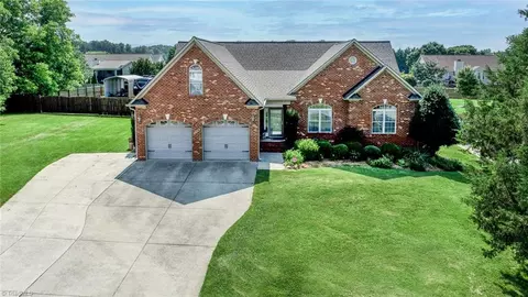 913 Aquaview Dr, Kernersville, NC 27284