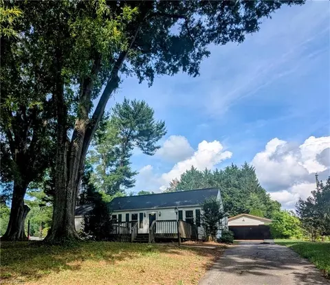 5675 Main St, Pfafftown, NC 27040