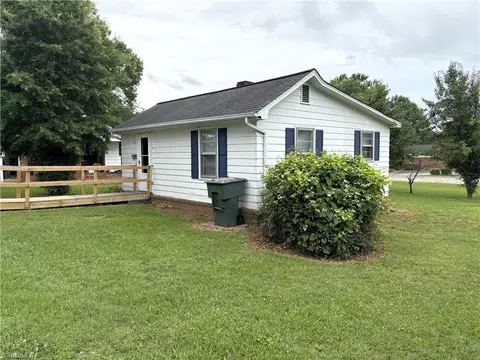905 Jefferson St W, Mayodan, NC 27027