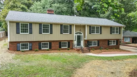 2421 Merrimont Dr, Winston Salem, NC 27106