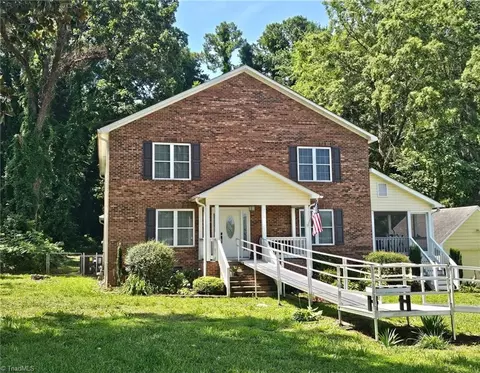 711 Sunrise Ave E, Thomasville, NC 27360