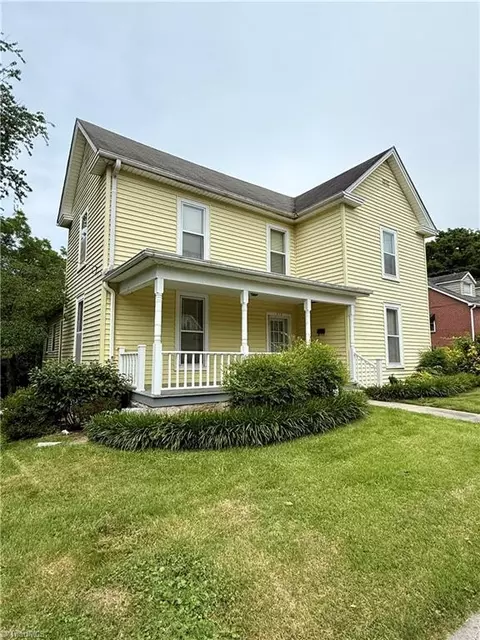 132 Orchard St, Mount Airy, NC 27030