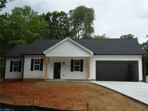 512 Carolina Ave, Yadkinville, NC 27055