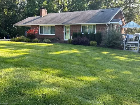 5152 Davis Rd, Winston Salem, NC 27105