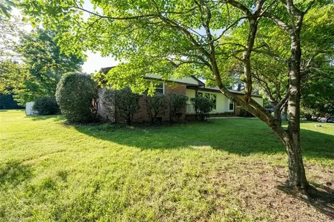 300 Pine Ridge Dr, High Point, NC 27262 photo 3