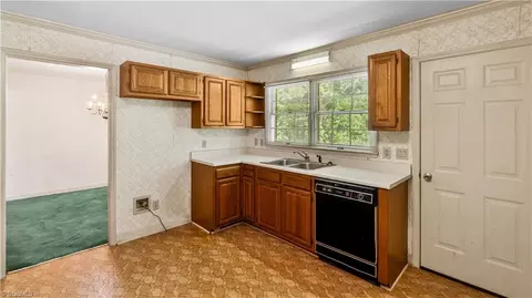1118 Tangle Ln, High Point, NC 27265 photo 6