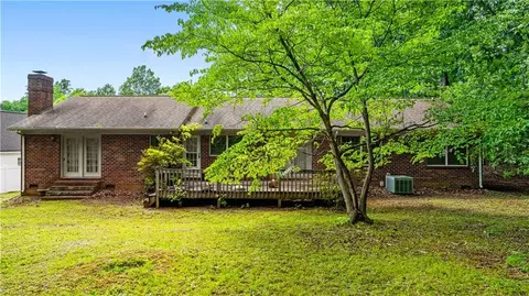 1118 Tangle Ln, High Point, NC 27265