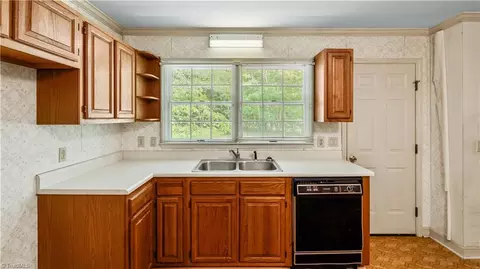 1118 Tangle Ln, High Point, NC 27265 photo 8