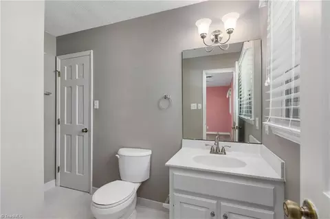 Bath - 1509 Heathcliff Rd, High Point, NC 27262 photo 5 of 7