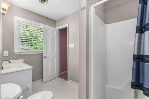 Bath - 1509 Heathcliff Rd, High Point, NC 27262 photo 6 of 7