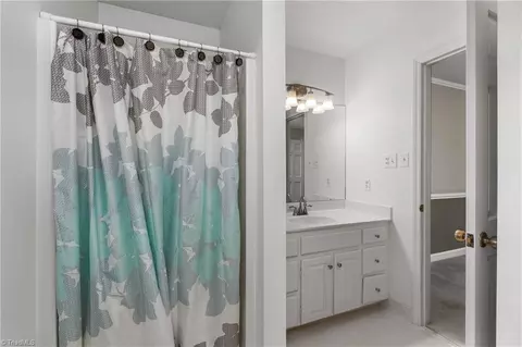 Bath - 1509 Heathcliff Rd, High Point, NC 27262 photo 2 of 7