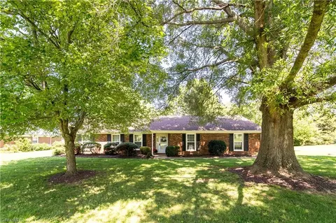 640 Summerest Ct, Kernersville, NC 27284