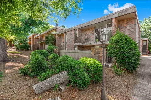 1725 Hawthorne Rd S, Winston Salem, NC 27103