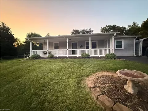 126 Cedardale Ln, King, NC 27021