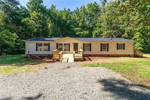 3039 Builders Dr, Thomasville, NC 27360