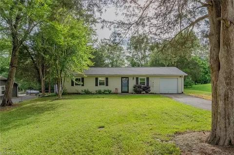 105 Locust Rd, King, NC 27021 photo 2