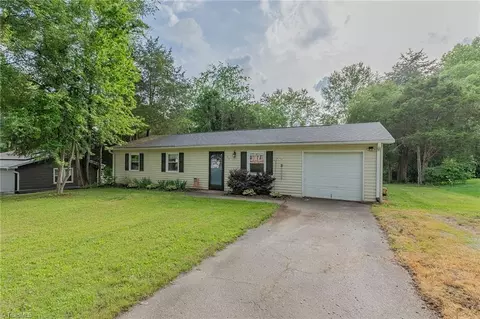 105 Locust Rd, King, NC 27021 photo 3