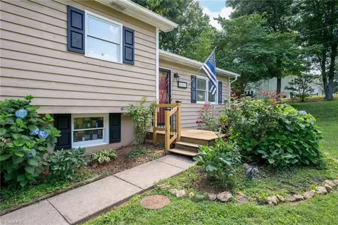 5321 Crown Point Dr, Tobaccoville, NC 27050