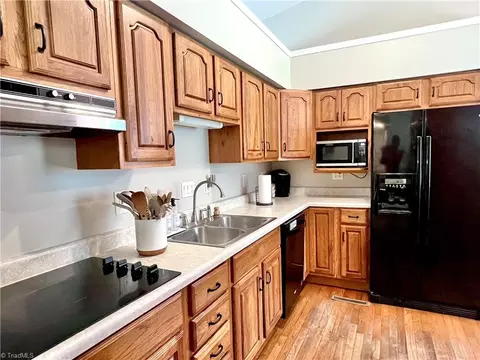 Kitchen - 147 Dutchman Rd, Harmony, NC 28634 photo 2 of 3