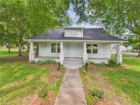 301 5th Ave, Mayodan, NC 27027