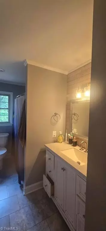 Bath - 192 Queens Ct, Clemmons, NC 27012 photo 1 of 1