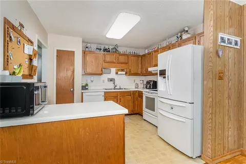 Kitchen - 209 Meredith Dr, Trinity, NC 27370 photo 2 of 3