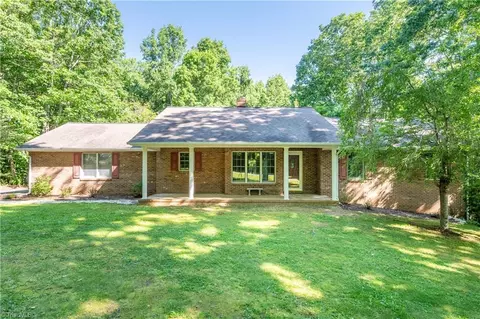 145 SE White Oak Dr, Floyd, VA 24091