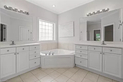 Bath - 975 Boyer Dr, Clemmons, NC 27012 photo 3 of 6
