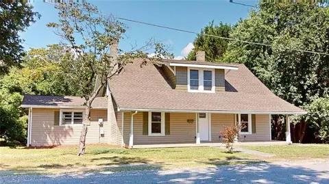 1023 Spring St, Mount Airy, NC 27030